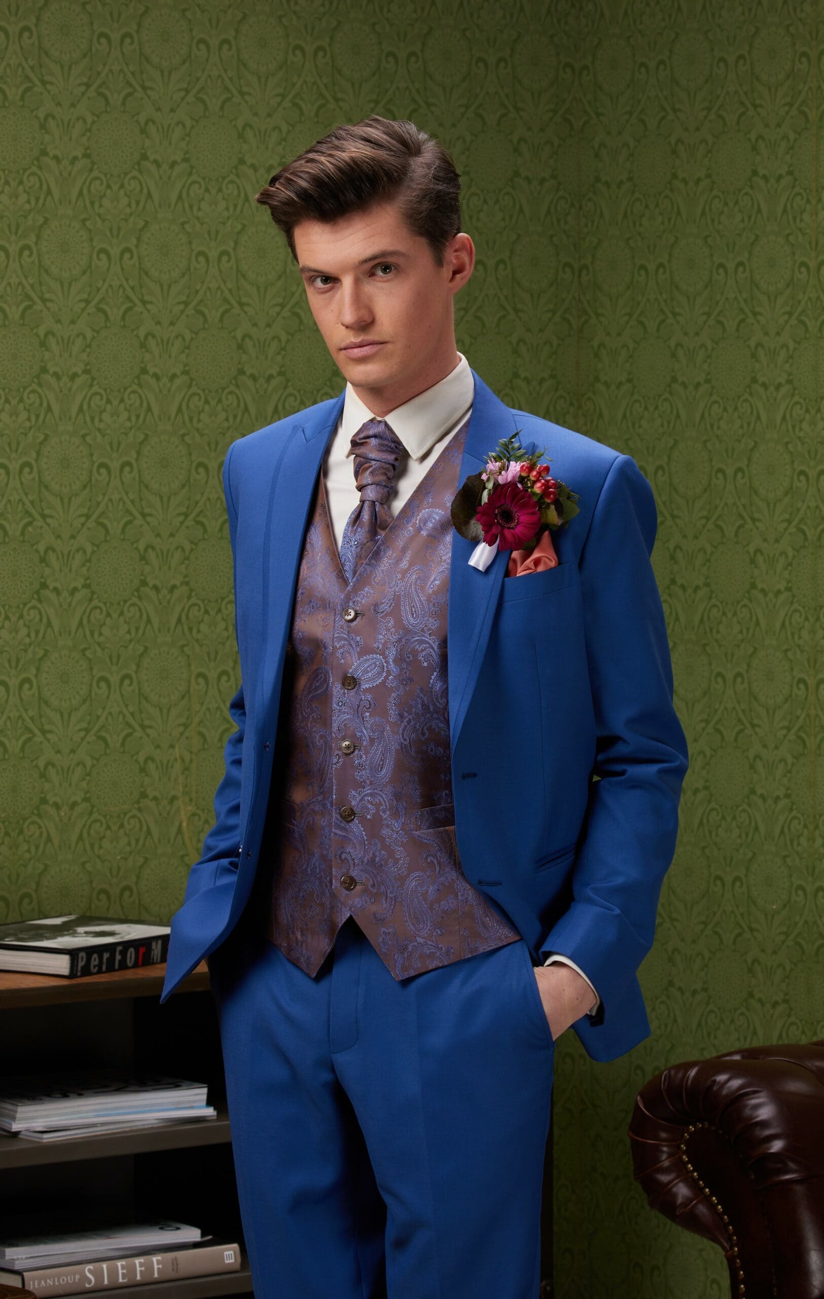 Klassischer Blauer Anzug