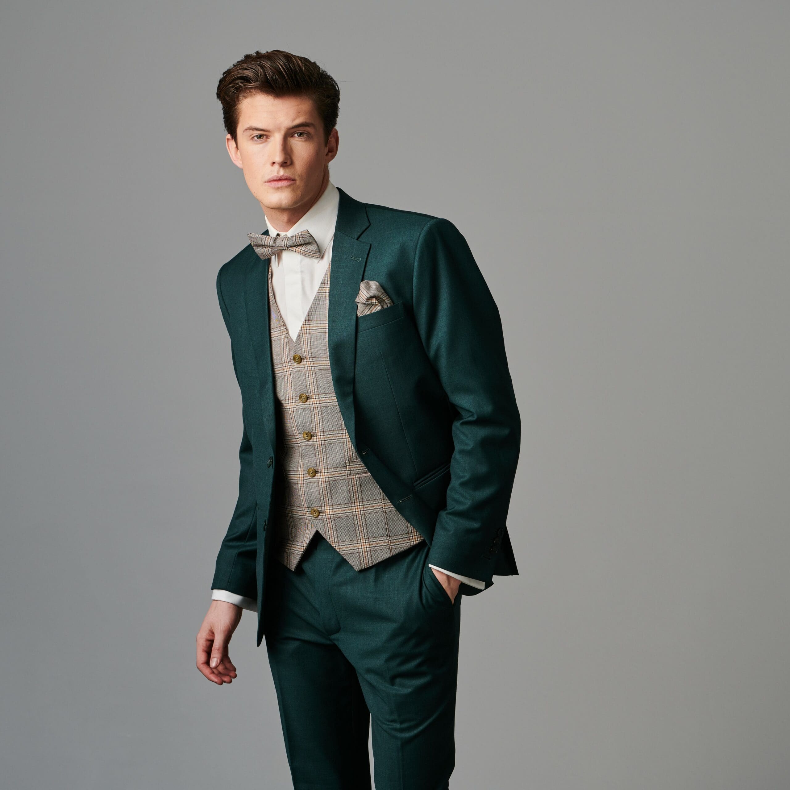 Der grüne Anzug ist ein ungewöhnliches uns stillvolles Kleidungsstück, das sich von den traditionellen Anzügen abhebt.
